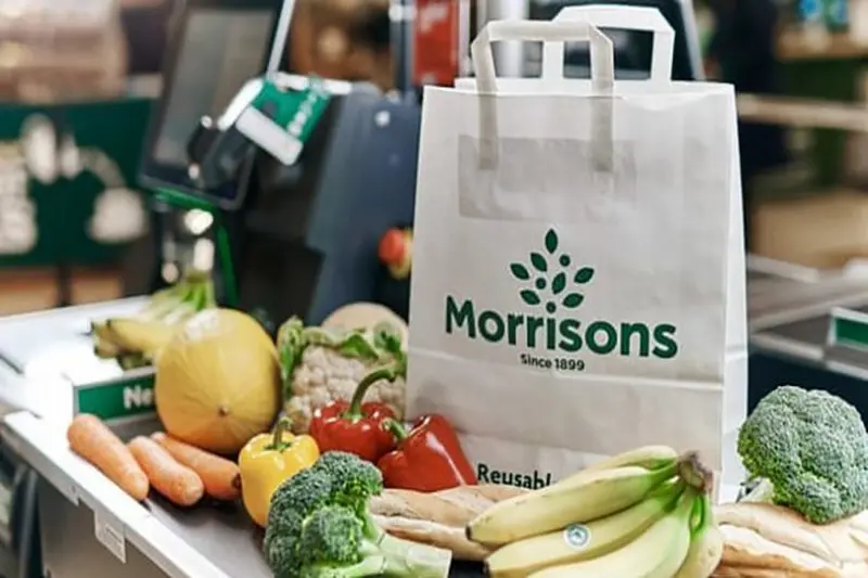 Pessoa segurando sacolas reutilizáveis em um mercado local