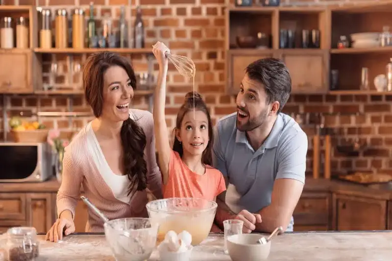 Família reunida em uma cozinha sustentável, cozinhando juntos