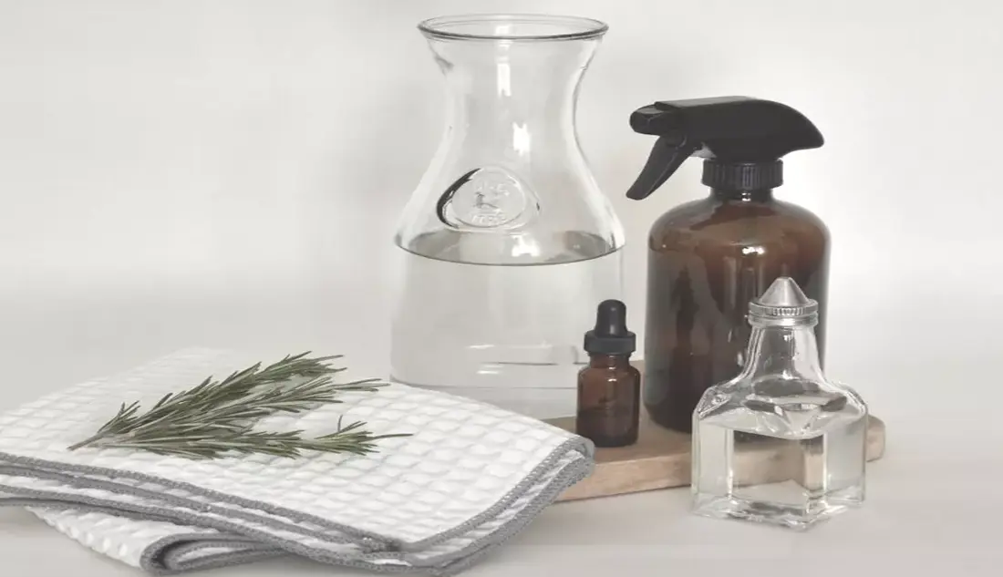Borrifador com líquido transparente e rótulo 'Multiuso Natural', simbolizando uma receita caseira de limpeza