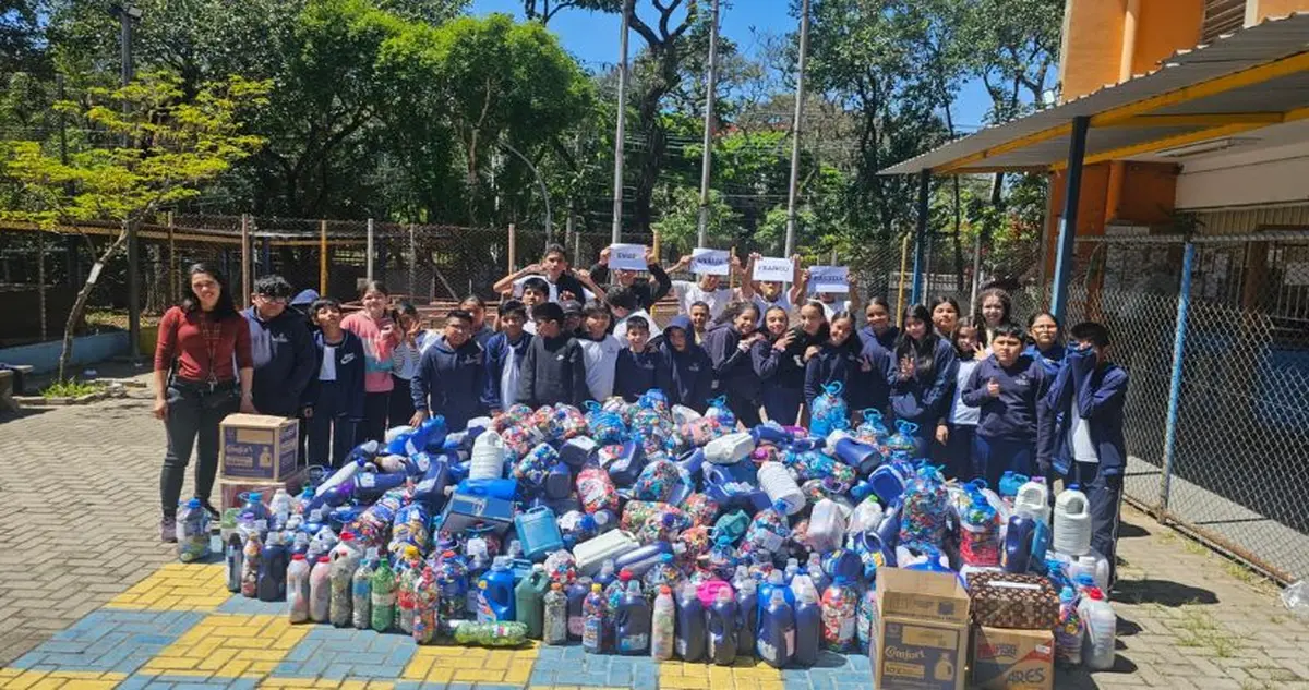 Comunidade participando de projeto de reciclagem e reaproveitamento de materiais.