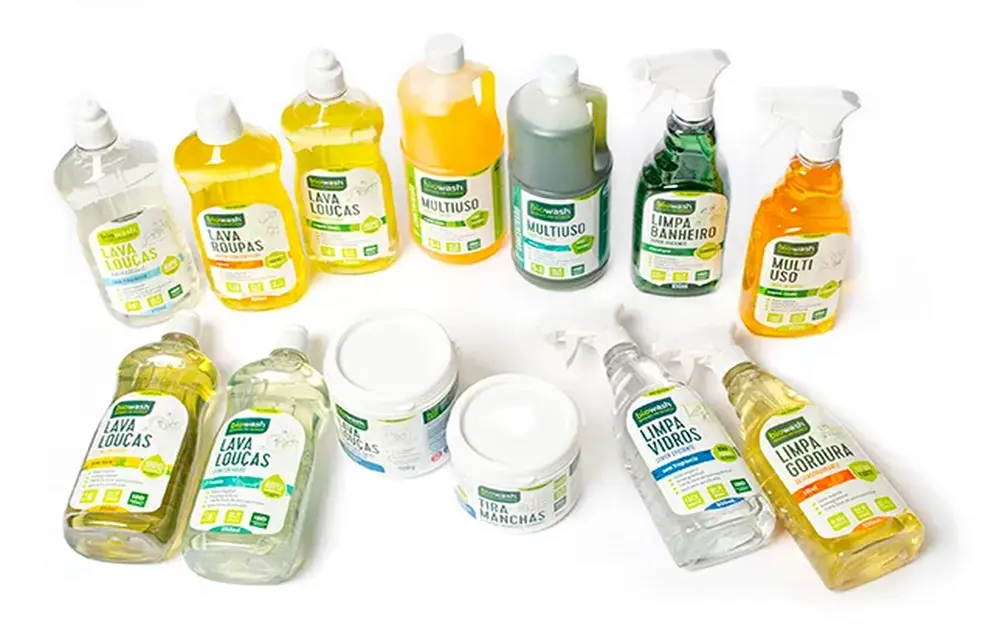 Embalagens de produtos de limpeza das marcas Positiva, BioWash e YVY Brasil, destacando a praticidade ecológica