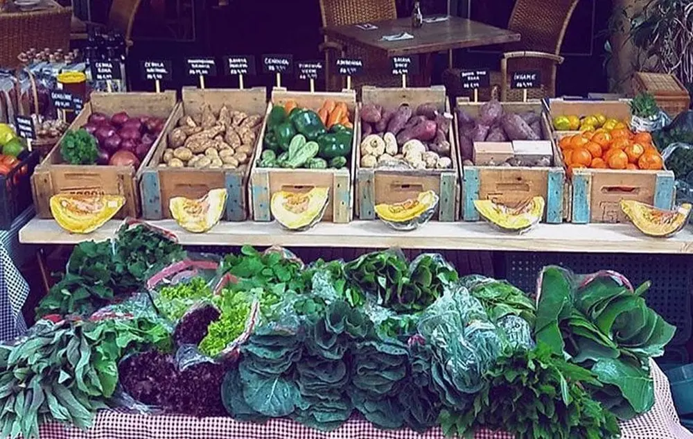 Feira orgânica sustentável com frutas e legumes naturais da estação