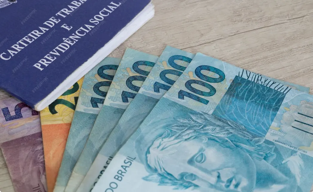 Mão segurando uma carteira com dinheiro e folhas verdes, simbolizando o poder do consumidor consciente e a economia verde