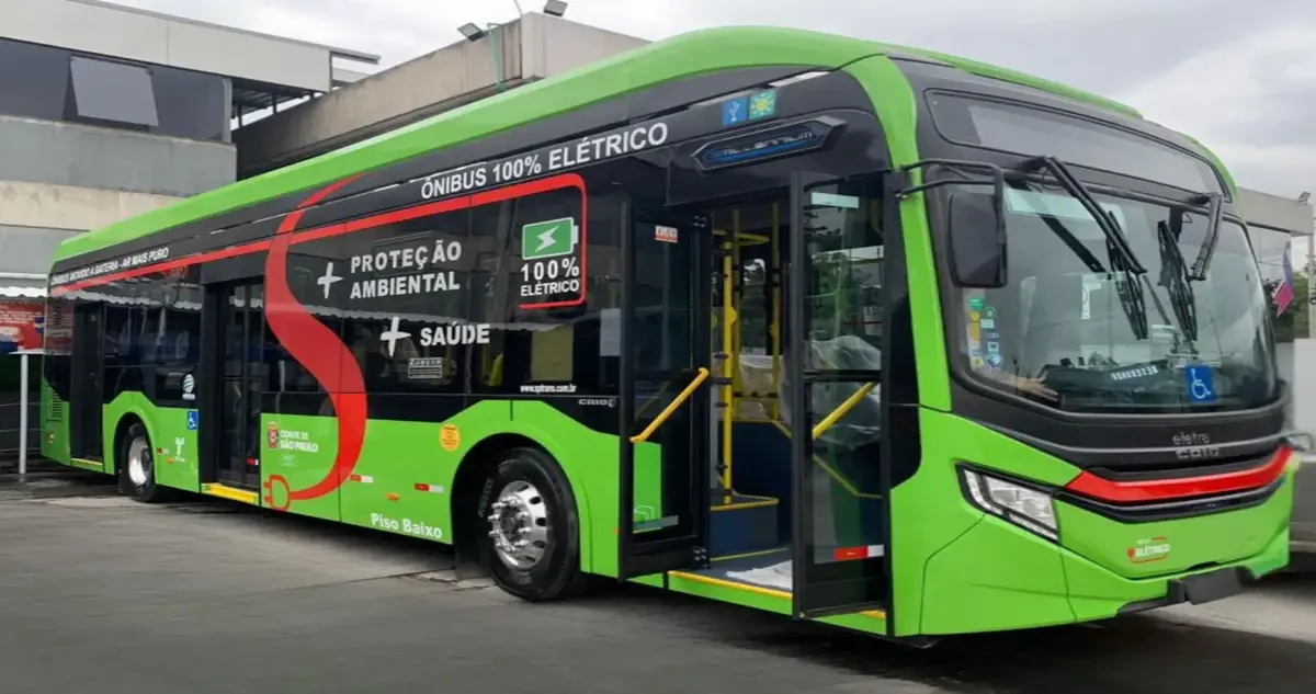http://estilosustentavel.com/wp-content/uploads/2025/11/Onibus-eletrico-transportando-passageiros-em-uma-cidade-sustentave.webp.