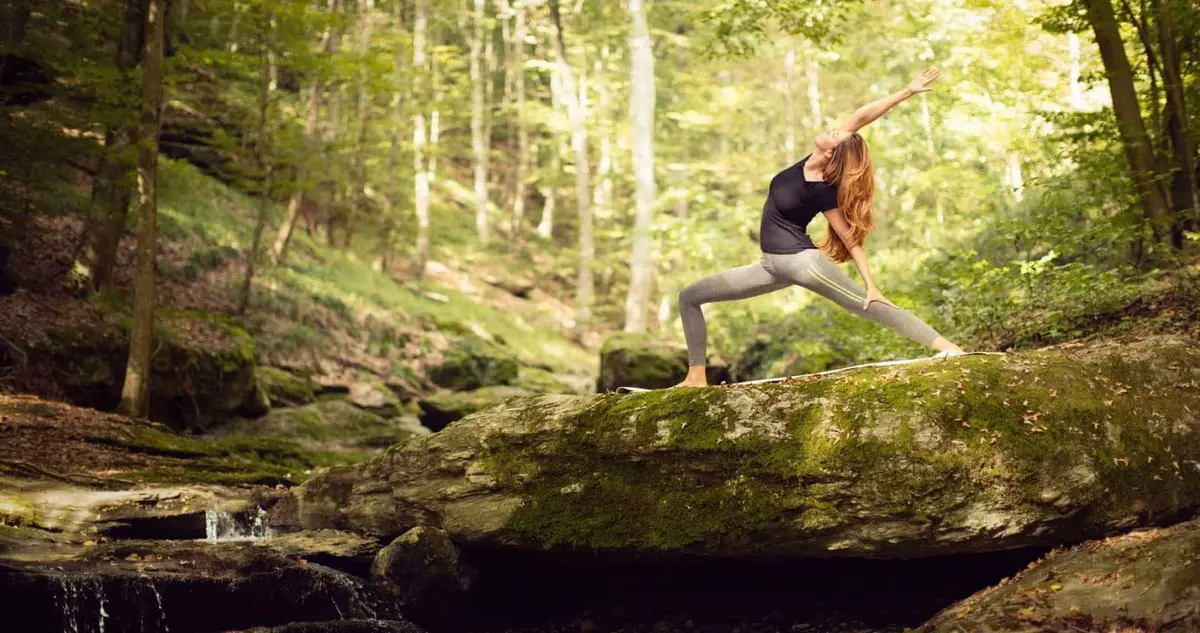 Pessoa praticando atividade física ao ar livre em área verde, promovendo bem-estar e conexão com a natureza