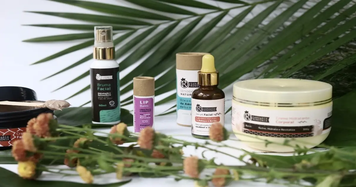 Variedade de produtos sustentáveis como cosméticos veganos, embalagens de refil e sacolas de compras de produtores locais, mostrando tendências de consumo