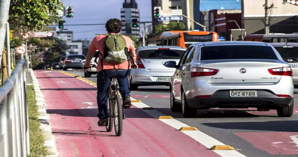 pessoa andando de bicicleta e reciclagem — ações práticas para reduzir poluição
