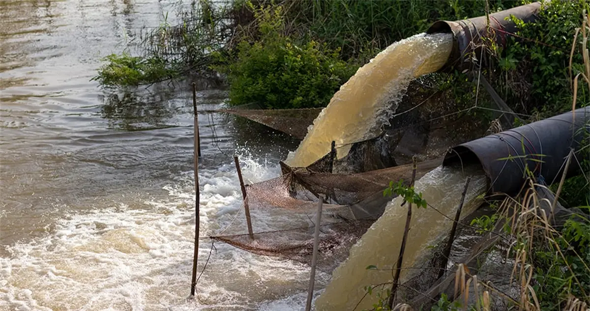 rio poluído com lixo e resíduos industriais — poluição da água