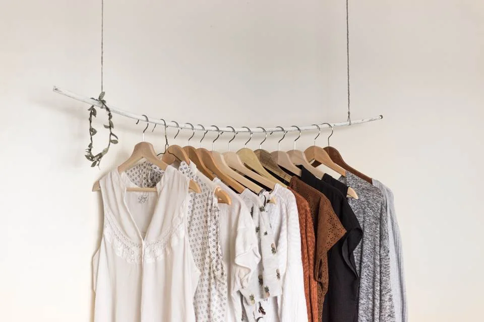 Guarda-roupa sustentável com roupas minimalistas e ecológicas